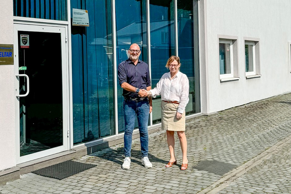 Alberto Bacchin und Dorota Łozowska am Firmensitz von WM Eltar in Tarnowskie Góry (Bild: ALBA PCB )